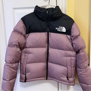 THE NORTH FACE WOMEN'S 1996 RETRO NUPTSE JACKET FAWN GREY